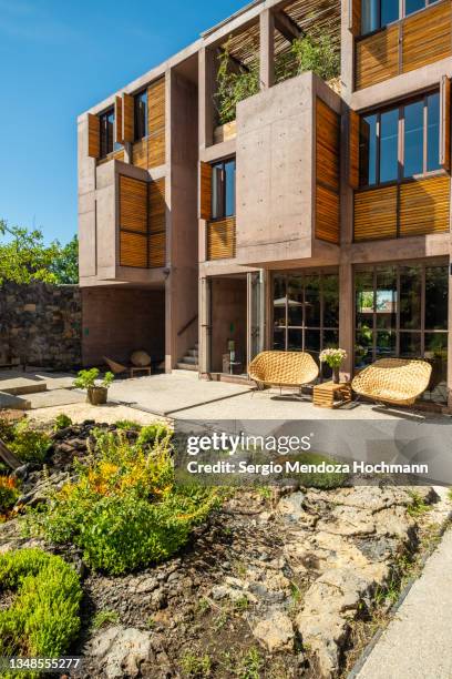 beautiful landscaped garden in front of casa de agua - a boutique spa hotel resort in tepoztlan, mexico - under a beautiful summer sky - casa exterior stockfoto's en -beelden