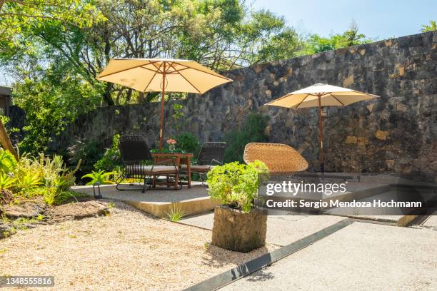 patio umbrellas, parasols, in a landscaped garden in a boutique spa hotel resort in tepoztlan, mexico - gartenschirm stock-fotos und bilder