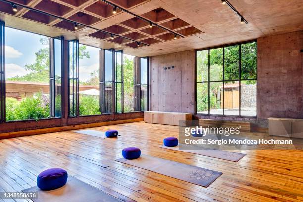 yoga studio with wood paneling, yoga exercise mats and yoga blocks in a boutique spa hotel resort in tepoztlan, mexico - salle yoga photos et images de collection