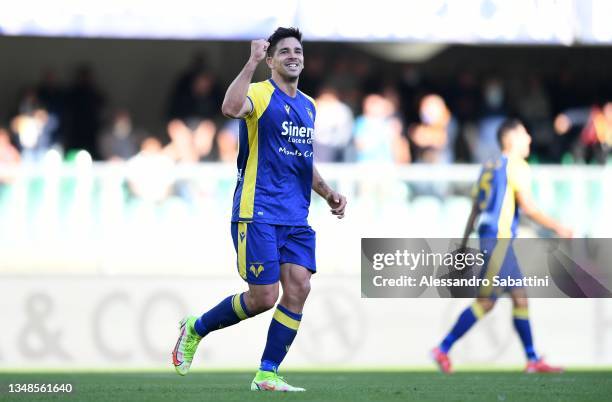 Giovanni Simeone of Hellas Verona celebrates after scoring his team's third goal during the Serie A match between Hellas and SS Lazio at Stadio...