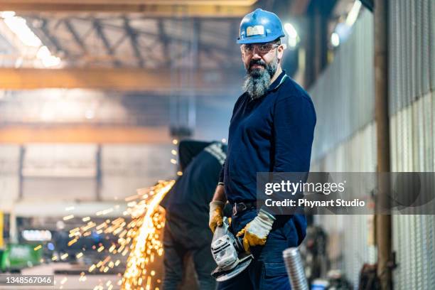 ritratto del metalmeccanico - operaio metallurgico foto e immagini stock