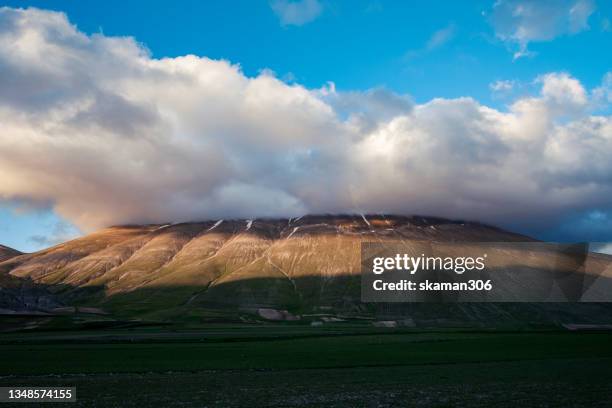 dramatic cloudy and beautiful landscape of umbria ,castelluccio di norcia valley, sibillini national park perugia italy - sierra capri fotografías e imágenes de stock