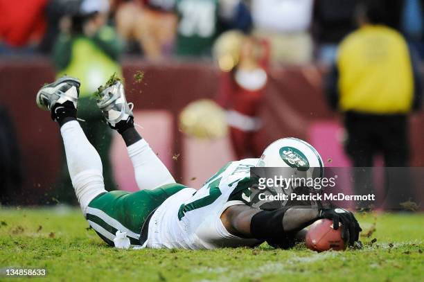 Calvin Pace of the New York Jets recovers the ball on a fumble by Rex Grossman of the Washington Redskins during a game at FedExField on December 4,...