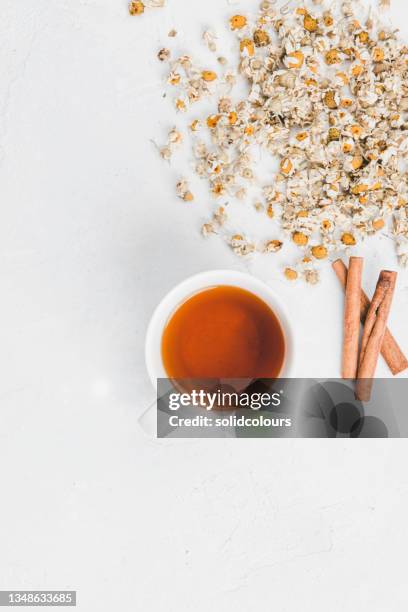 manzanilla - cup of tea from above fotografías e imágenes de stock