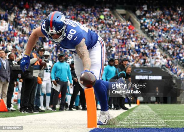 Kyle Rudolph of the New York Giants steps out of bounds shy of scoring a touchdown during the first half in the game against the Carolina Panthers at...