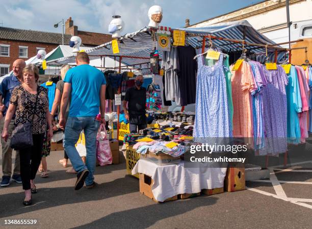 étal de marché vendant des masques faces, des chaussettes, des sous-vêtements et des vêtements de nuit - chemise de nuit photos et images de collection