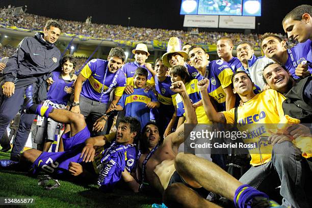 Players of Boca Juniors celebrates the victory of his team after a match between Boca and Banfield as part of the IVECO Bicentenario Apertura 2011 at...