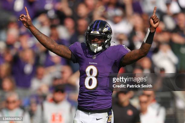 Lamar Jackson of the Baltimore Ravens celebrates a rushing touchdown by Devonta Freeman during the first half in the game against the Cincinnati...