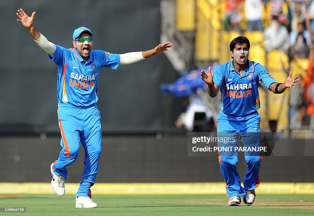 Indian bowler Vinay Kumar (R) celebrate