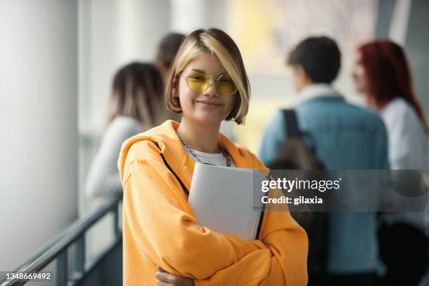 group of high school students in a hallway. - student stockfoto's en -beelden