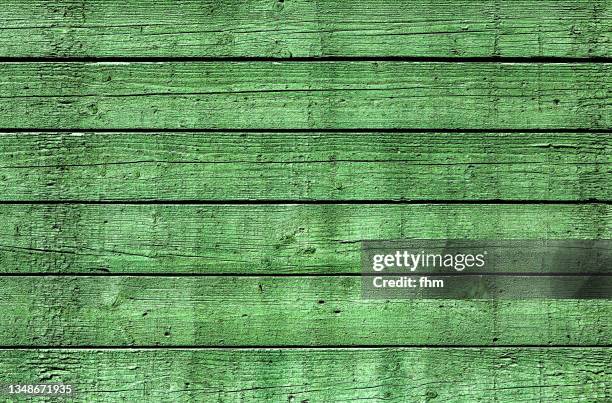 weathered green boards - groenhout stockfoto's en -beelden