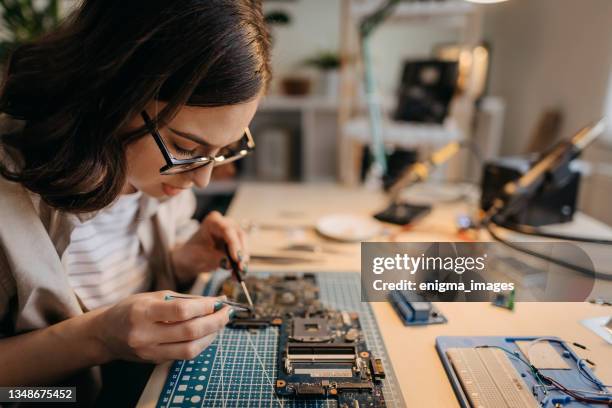 female electrician at work on an electrical panel - 電路板 個照片��及圖片檔