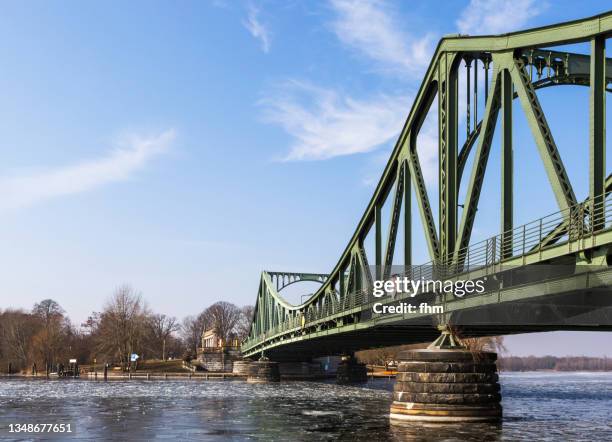 the glienicke bridge (german: glienicker brücke) between berlin and potsdam - berlin ufer stock-fotos und bilder