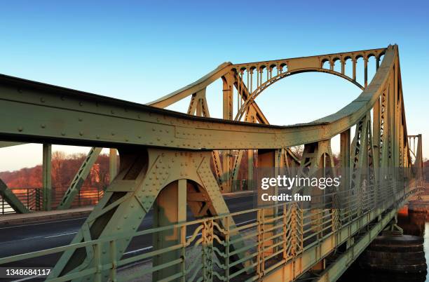 the glienicke bridge (german: glienicker brücke) between berlin and potsdam - berlin ufer stock-fotos und bilder