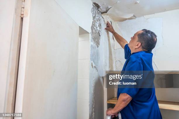 bricklayer analyzes an apartment leak - flat inspection stock pictures, royalty-free photos & images