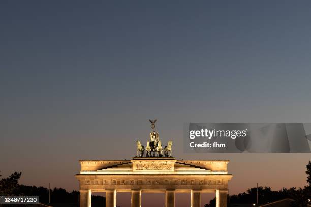 brandenburg gate at sunset (berlin, germany) - city gate foto e immagini stock