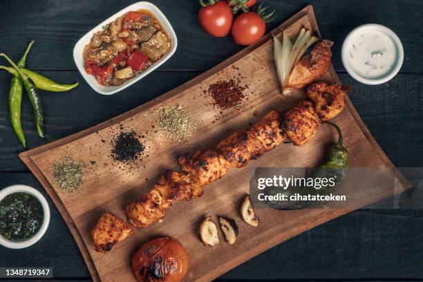 hühnchen-spieß - plate chicken stock-fotos und bilder