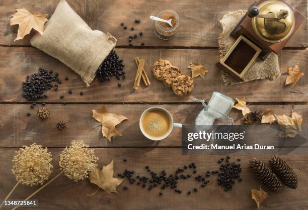 top view of coffee cup, beans and sugar - grano cafe fotografías e imágenes de stock