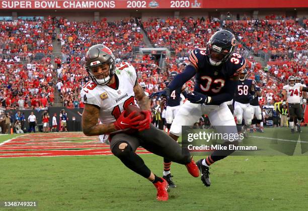 Mike Evans of the Tampa Bay Buccaneers catches a touchdown pass past Jaylon Johnson of the Chicago Bears in the second quarter in the game at Raymond...