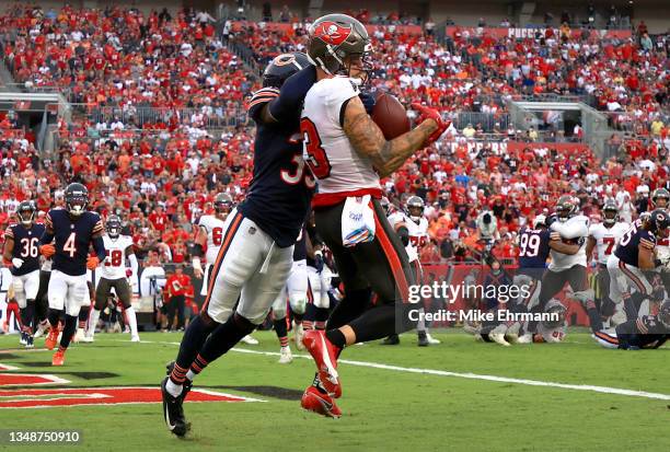 Mike Evans of the Tampa Bay Buccaneers catches a touchdown pass past Jaylon Johnson of the Chicago Bears in the second quarter in the game at Raymond...