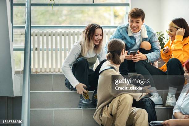 group of high school students in a hallway. - leerling stockfoto's en -beelden