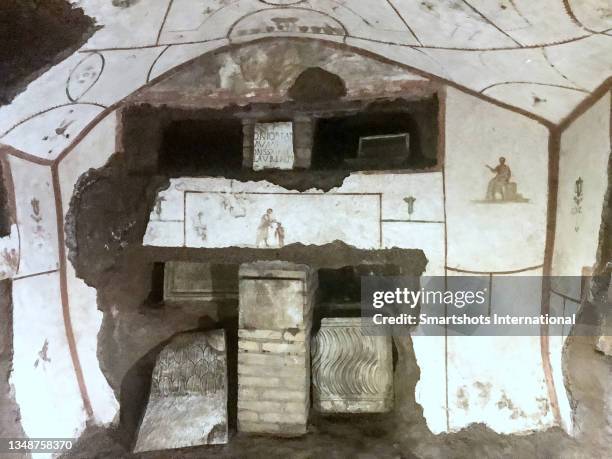 family burial place in roman catacomb near rome in lazio, italy - ancient stock pictures, royalty-free photos & images