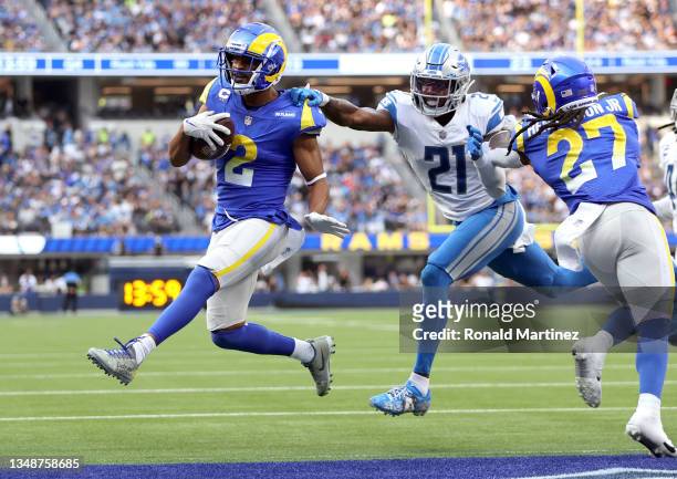Robert Woods of the Los Angeles Rams runs with the ball for a 2-point conversion during the fourth quarter as Tracy Walker III of the Detroit Lions...