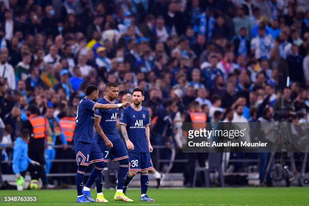 Leo Messi of Paris Saint-Germain speaks with teammates Neymar Jr and Kylian Mbappe during the Ligue 1 Uber Eats match between Marseille and Paris...