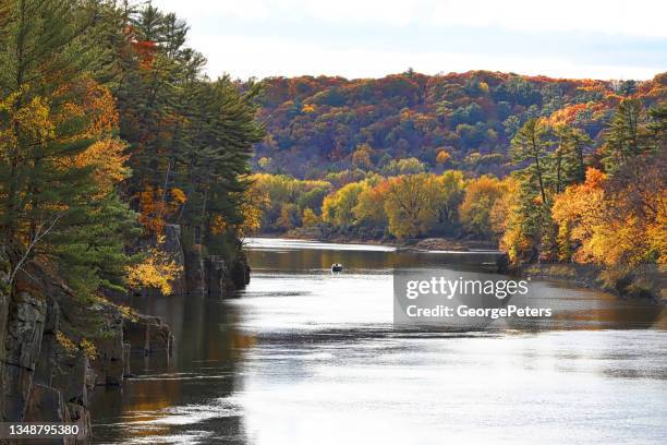 river and cliffs with vibrant fall colors - river woods stock pictures, royalty-free photos & images