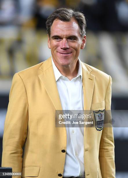 Alan Faneca during a hall of fame half time ceremony during the Pittsburgh Steelers and the Seattle Seahawks game at Heinz Field on October 17, 2021...