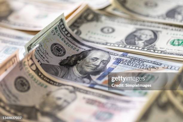 paper dollar bills lying loose on the table - close up. - dollar sign stockfoto's en -beelden