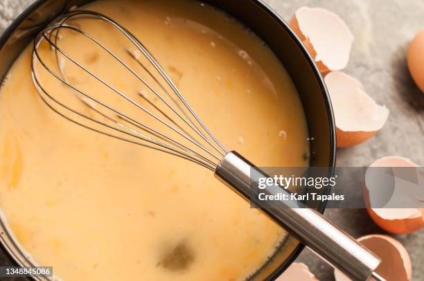 scrambled chicken eggs on a pan - scrambling stockfoto's en -beelden