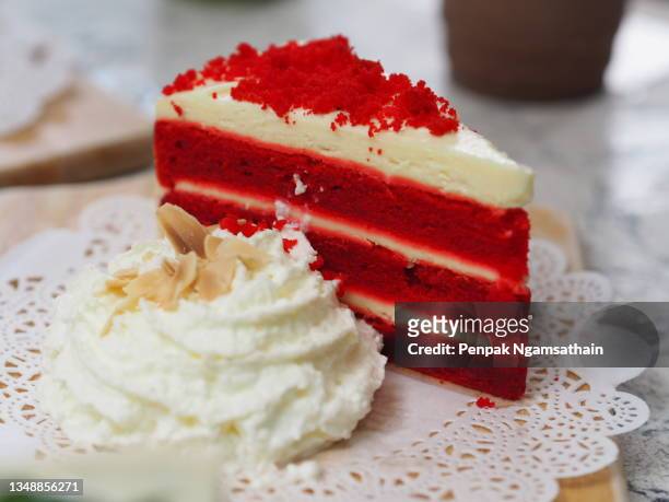 several red velvet price cake on top icing placed in a wooden tray plate stick white paper flag, snacks sweet food delicious - cheesecake white stockfoto's en -beelden