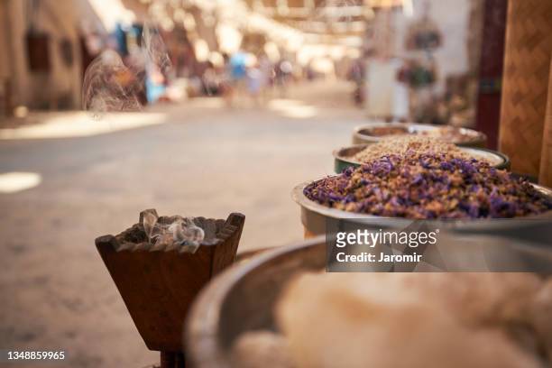 traditional souk in old dubai - smelling spices at food market stockfoto's en -beelden