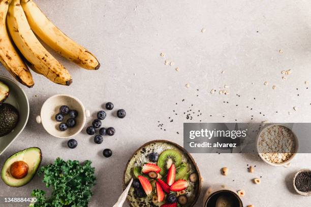gesunde smoothie-schüssel mit zutaten auf küchentheke - kitchen bench from above stock-fotos und bilder