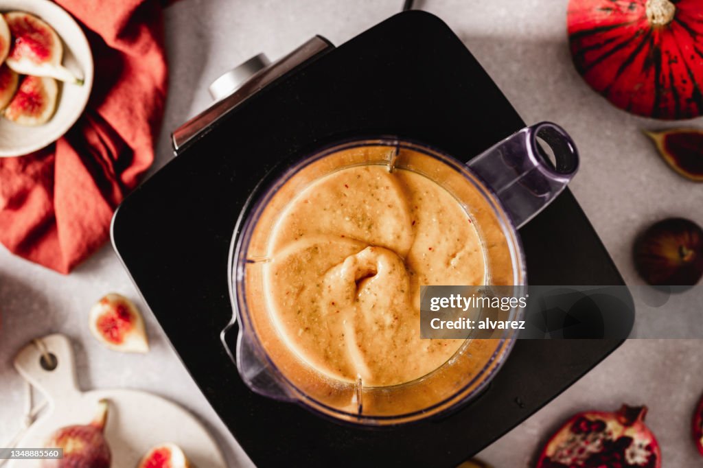 Frisch zubereiteter Smoothie im Mixerglas