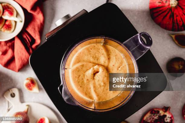 frisch zubereiteter smoothie im mixerglas - mixer stock-fotos und bilder