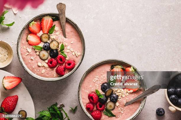 deliciosos batidos de frutas en la encimera de la cocina - smoothie bowl fotografías e imágenes de stock