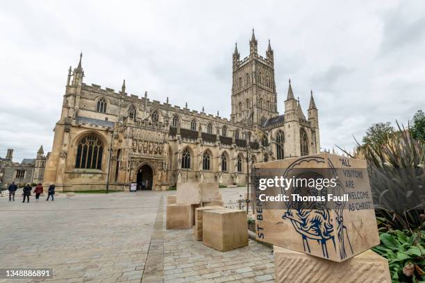 sandsteinblöcke begrüßen besucher der gloucester cathedral - gloucester england stock-fotos und bilder