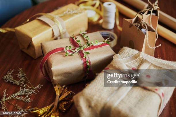 variety of christmas presents wrapped in the environmentally friendly paper - snöre bildbanksfoton och bilder