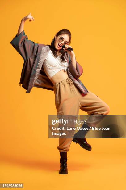 rapper holding microphone photos and premium high res... Rapper Holding Microphone Photos and Premium High Res Pictures - Getty ...