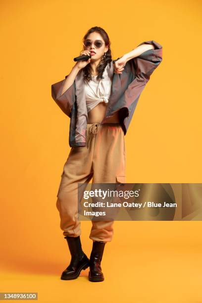 rapper holding microphone photos and premium high res... Rapper Holding Microphone Photos and Premium High Res Pictures - Getty ...