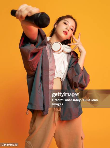 rapper holding microphone photos and premium high res... Rapper Holding Microphone Photos and Premium High Res Pictures - Getty ...