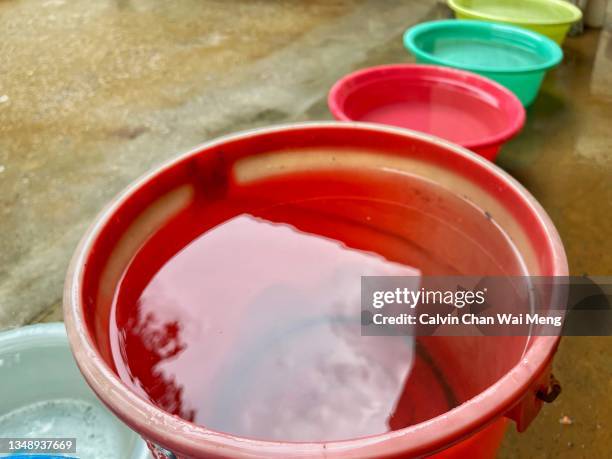 rain water in plastic bucket - emmer stockfoto's en -beelden