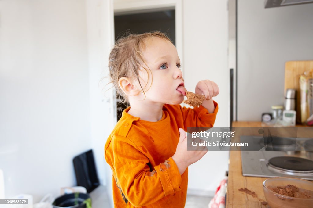 Kleinkind junges Essen Schokoladenmousse in der Küche