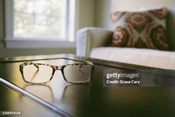 eyeglasses rest on coffee table - mesa de café imagens e fotografias de stock