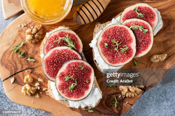 figs and ricotta cheese bruschetta - fig fotografías e imágenes de stock