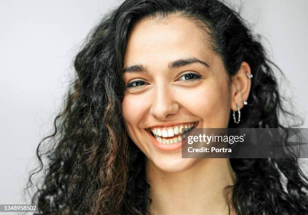 retrato en primer plano de una joven alegre - earring fotografías e imágenes de stock