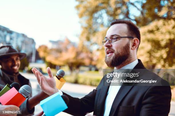 un homme politique qui a réussi explique la situation actuelle de l’état à la presse - presidential photos et images de collection