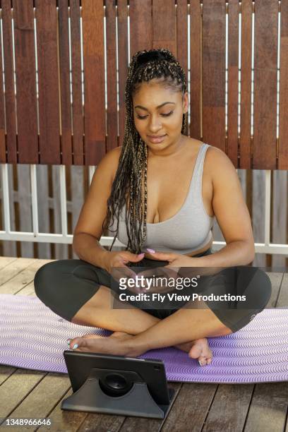 frau, die online yoga- und meditationskurse besucht - movie still stock-fotos und bilder